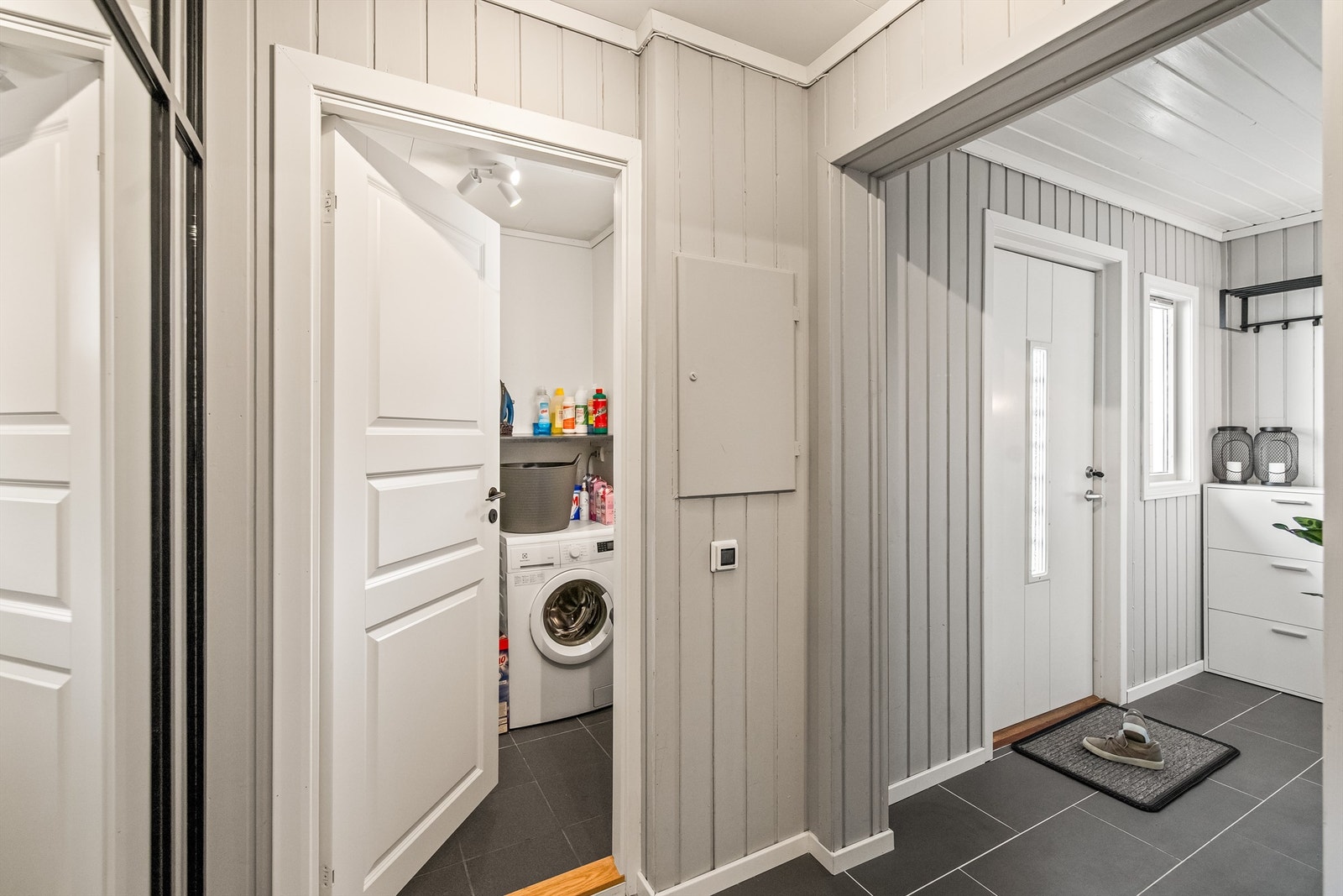 Flislagt gang med varmekabler i gulvet, oppgradert i 2021 Galleribilde