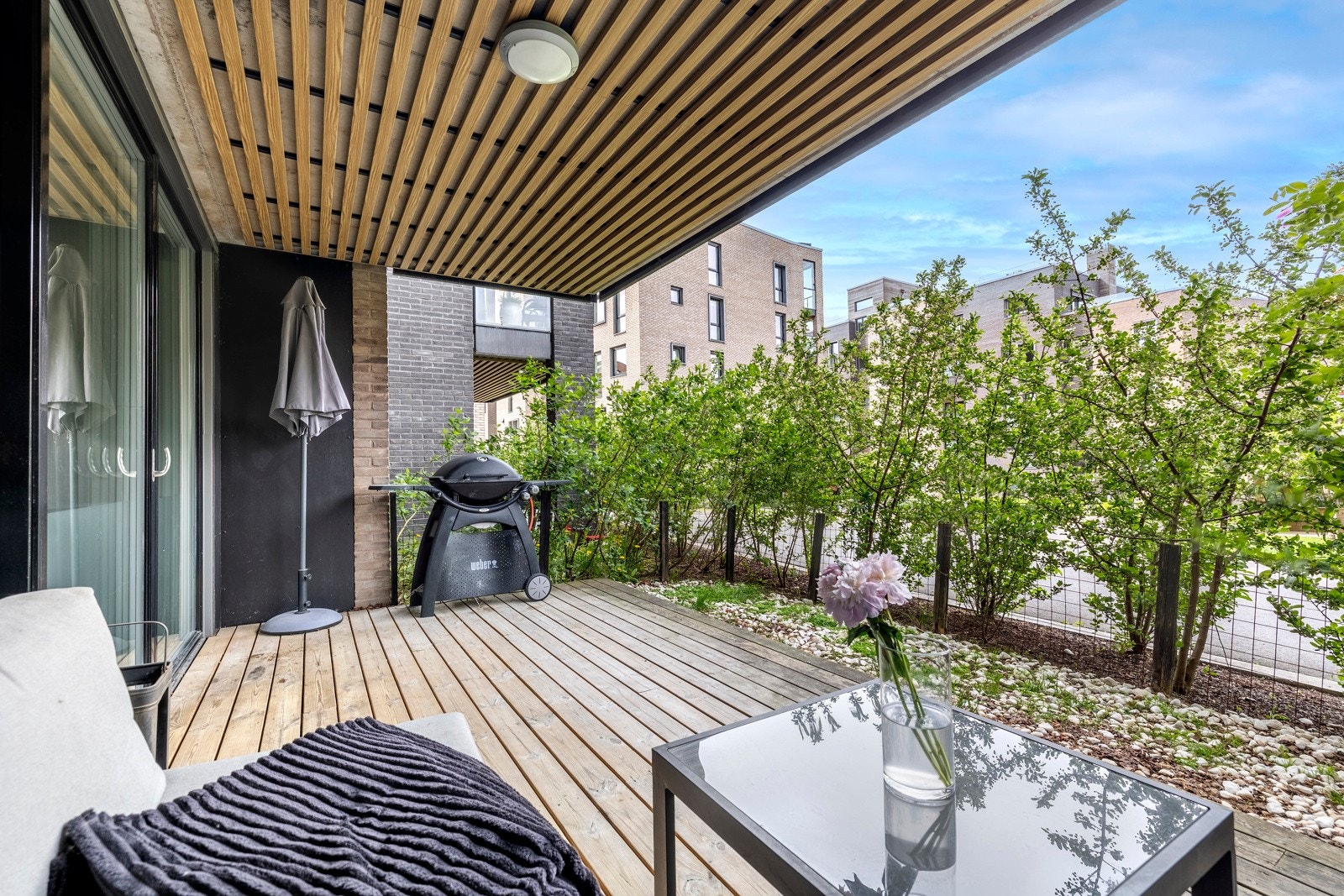 Balkongen har rikelig med plass til både utemøbler og grill. Galleribilde