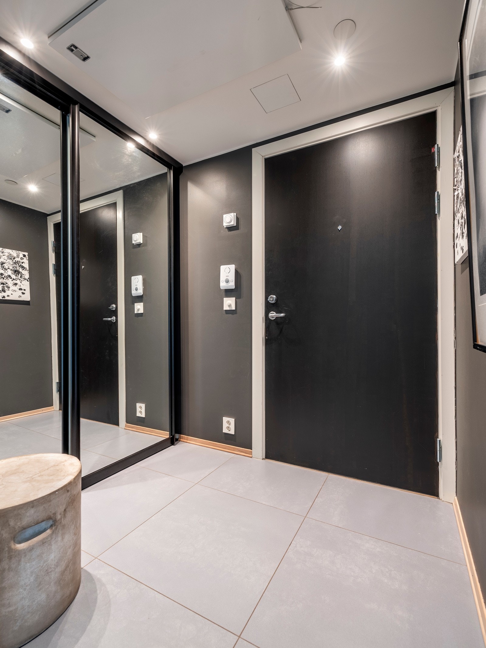 Allerede ved inngangspartiet blir du møtt av et stilrent og gjennomført interiør som setter standarden for resten av boligen. Galleribilde