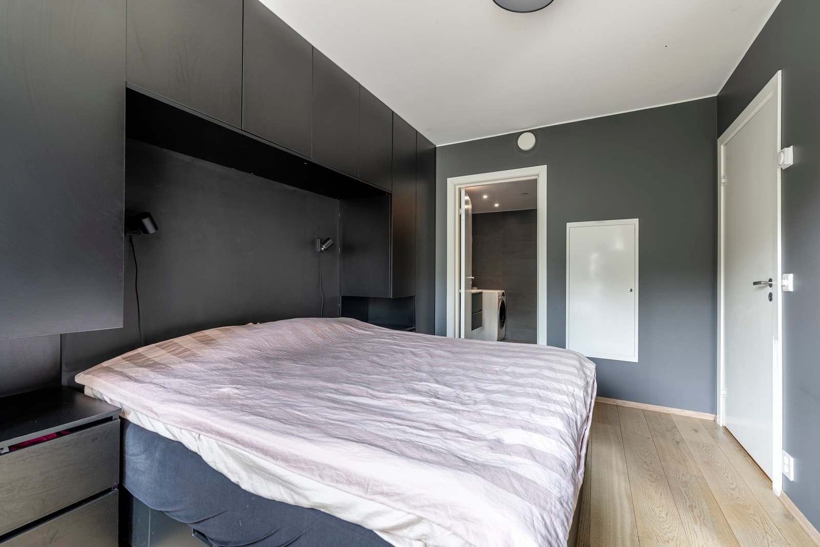 Hovedsoverommet er meget romslig og er innredet med praktiske garderobeløsninger. Galleribilde