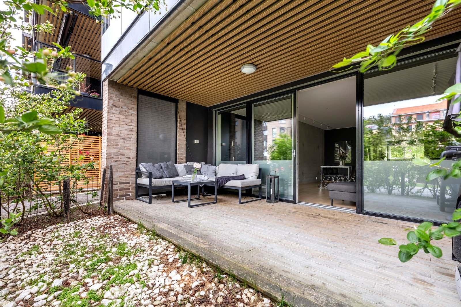 Fra stuen er det utgang til en terrasseplatting på ca. 14 kvm. Galleribilde