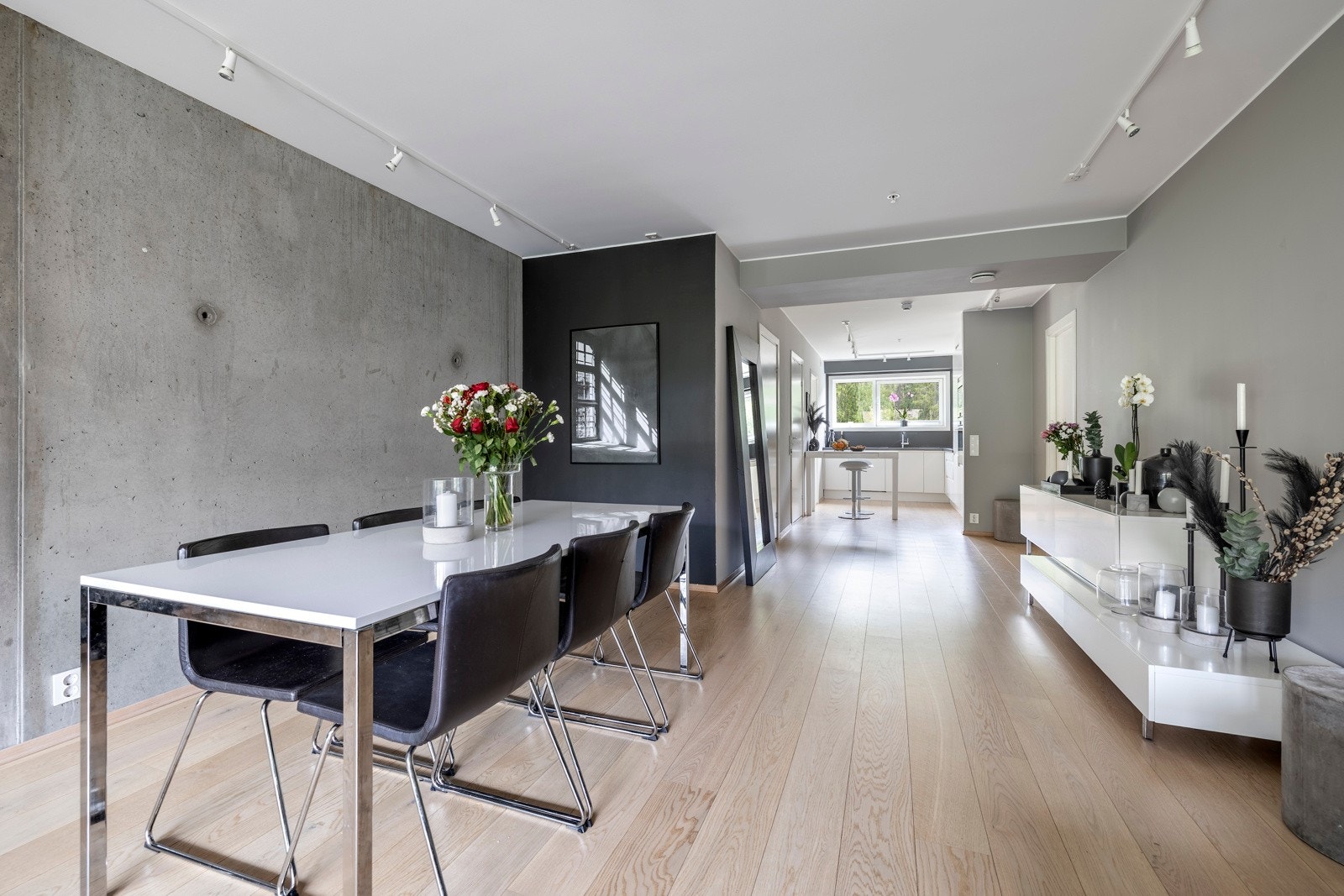 Her er det enkelt å innrede med en sofaseksjon, TV-anlegg og spiseseksjon, som enkelt kan deles inn i ulike soner. Galleribilde