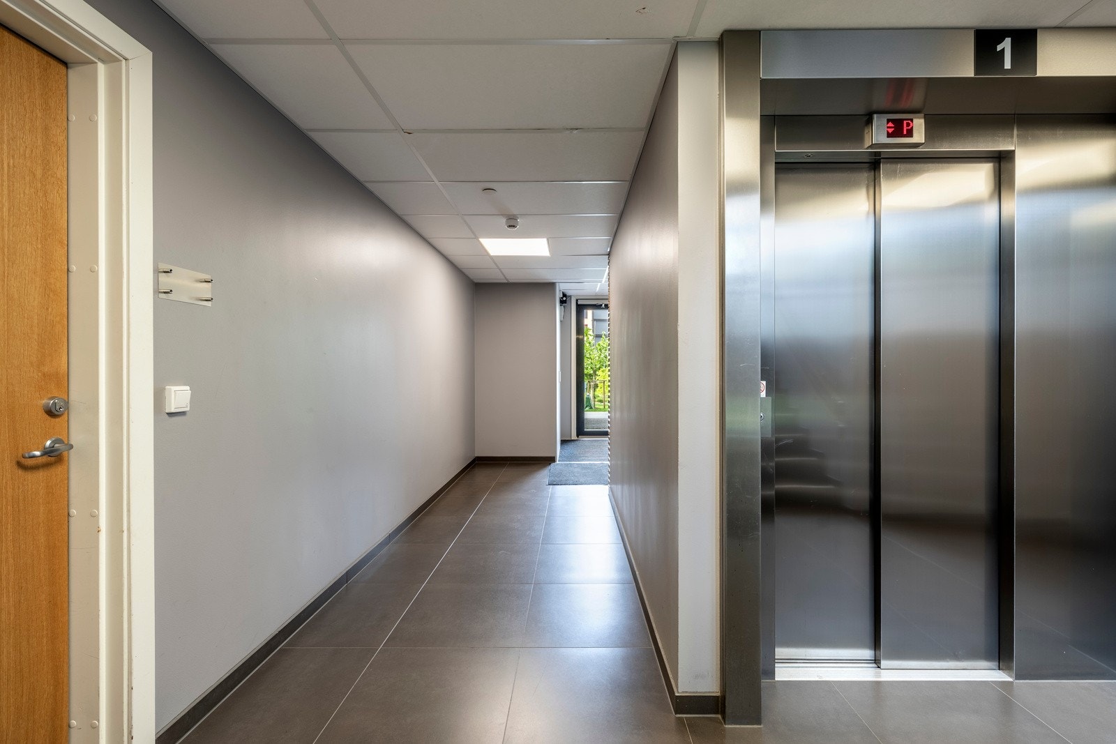 Det er heis mellom alle etasjene i bygget. Galleribilde