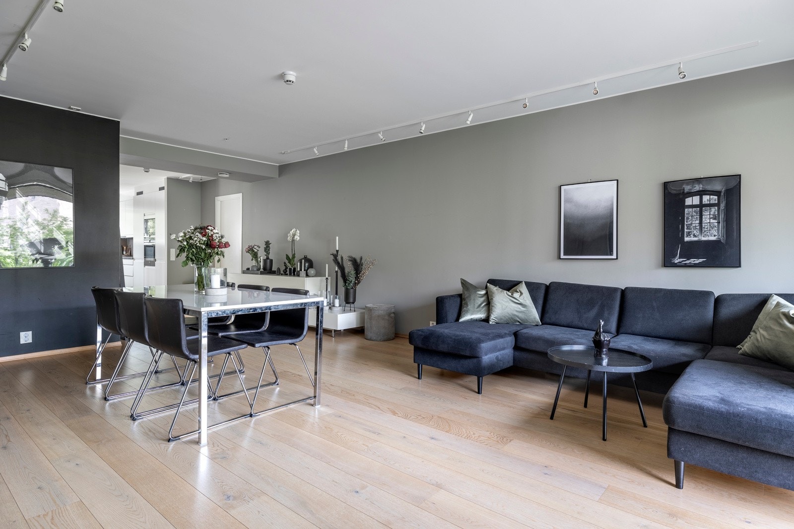 Gulvet er belagt med parkett, noe som skaper en varm og helhetlig atmosfære. Galleribilde