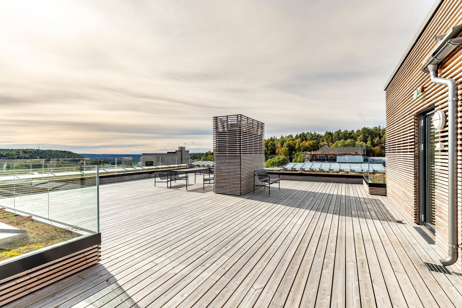 Opp i høyden har beboere tilgang til en stor, herlig takterrasse med nydelig utsikt mot Kolbotnvannet. Galleribilde