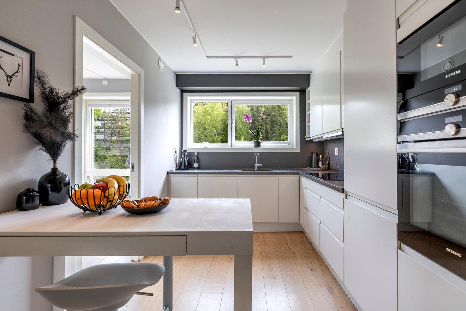 Det funksjonelle L-formede designet utnytter plassen godt, og den romslige benkeplassen gjør matlagingen både enkel og effektiv. Galleribilde