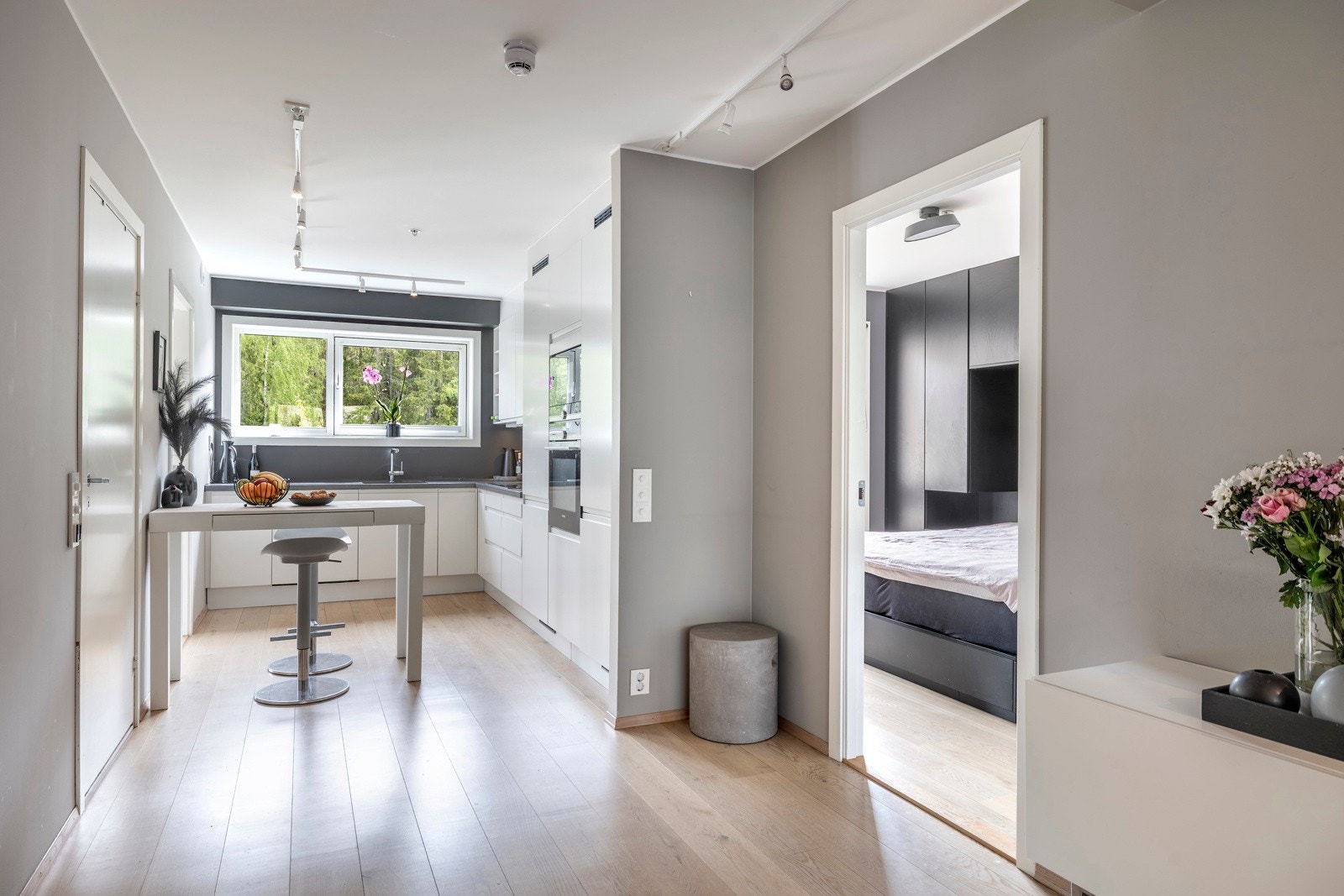 Stilrent og moderne kjøkken fra Sigdal med lyse slette fronter og laminerte benkeplater med nedfelt oppvaskkum i kompositt. Galleribilde