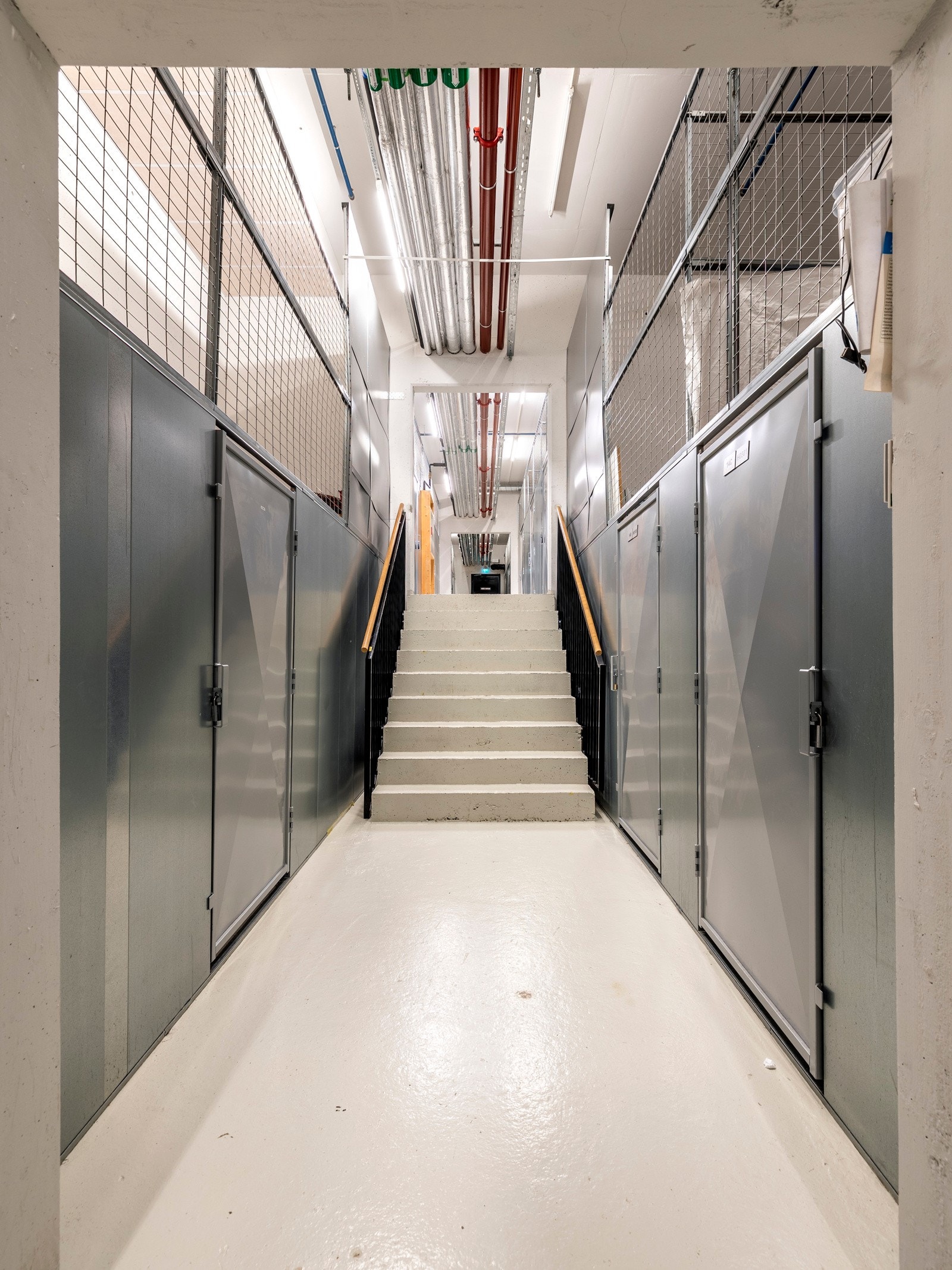 Det er ekstra lagringsplass i disponibel bod i kjeller på ca. 5 kvm. Galleribilde