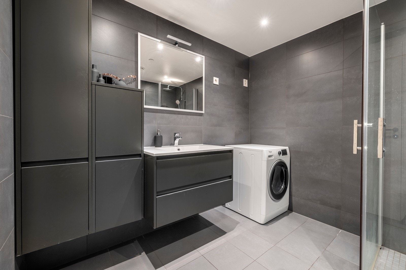 Her er det også to skap på veggen for ekstra oppbevaring. Galleribilde