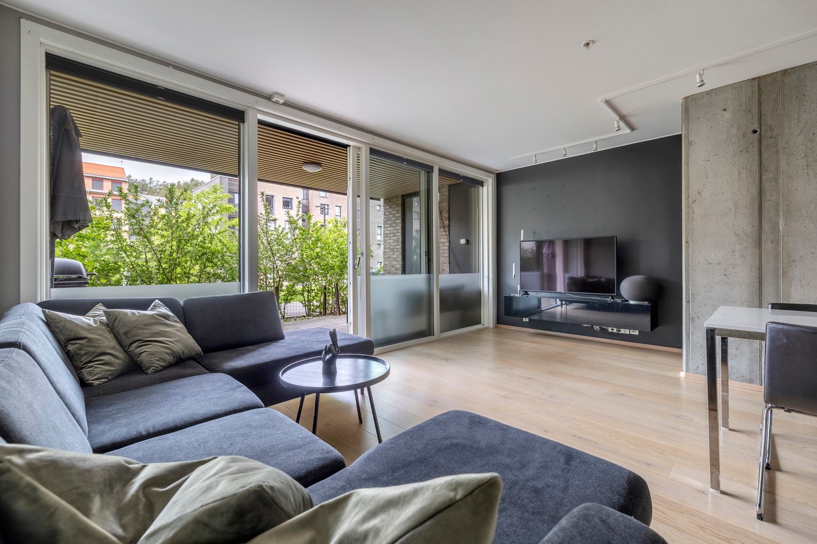 Stuen er lys og innbydende med store vindusflater fra tak til gulv som slipper inn rikelig med naturlig lys som skaper en luftig atmosfære. Galleribilde