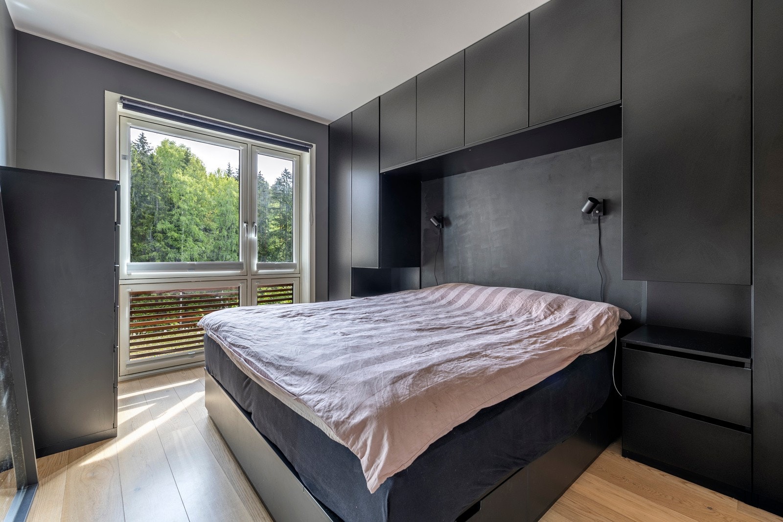 Leiligheten har to stilfulle soverom. Galleribilde