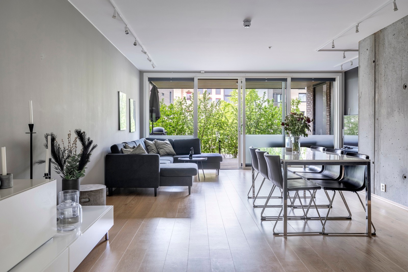 Dette er en lys og gjennomgående 3-roms leilighet i første etasje. Galleribilde