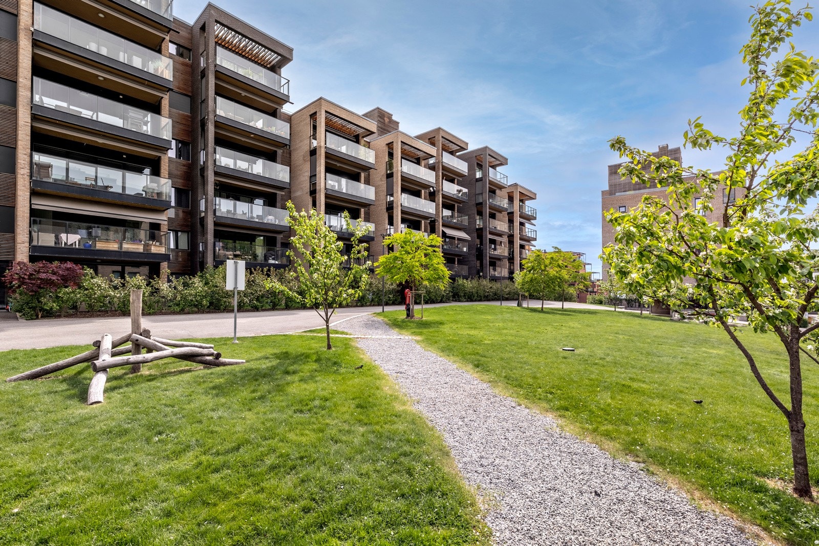 Fellesområdet i sameiet er pent opparbeidet med grøntområder, beplantning, belysning, asfalterte veier og gangtraseer. Galleribilde