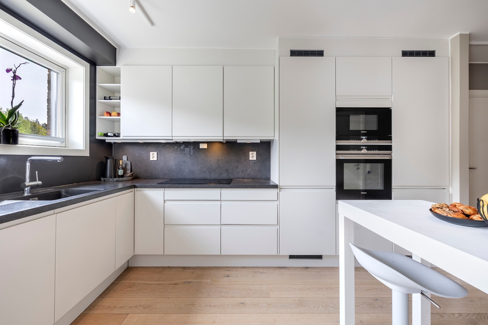 Leiligheten ligger i et sentralt og attraktivt boligområde på Kolbotn. Galleribilde