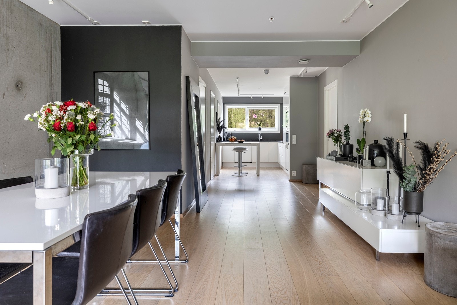 Leiligheten er gjennomgående med lysinnslipp fra to kanter. Galleribilde