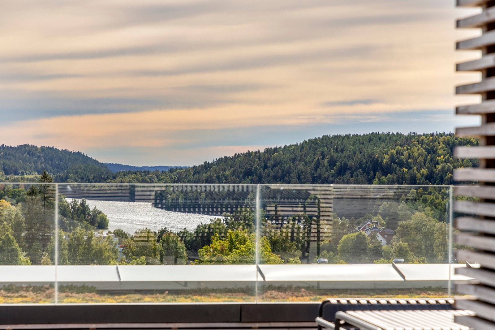 Her er det tredekke omkranset av glassrekkverk, samt utelys og flere sittegrupper. Galleribilde