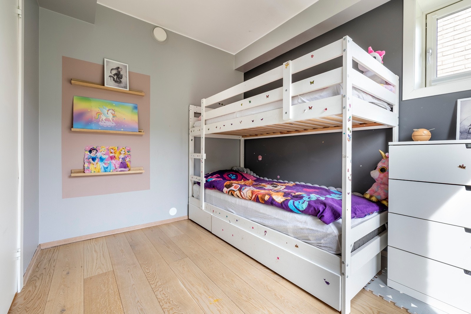 Her er det også god plass til seng, nattbord og garderobeløsninger etter behov. Galleribilde