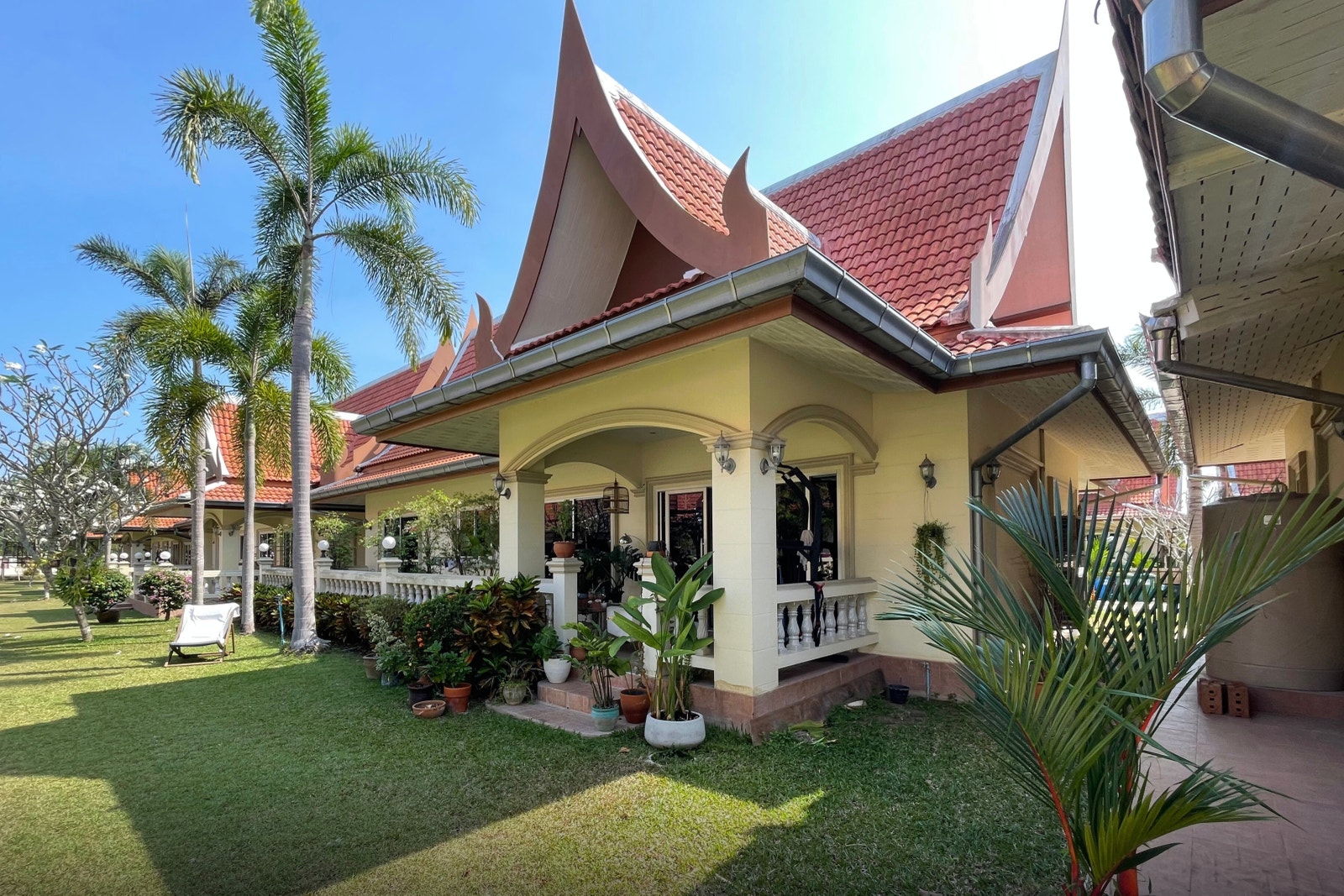 Villa H52 sett fra hagen. Stor terrasse i hele fronten av Villa med nedgang til hagen. Galleribilde