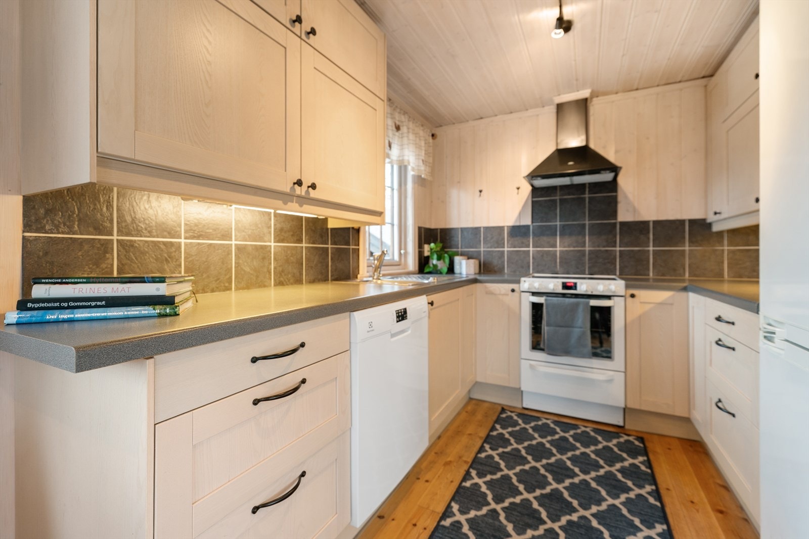 Kjøkken med slette fronter og benkeplate i laminat. Galleribilde