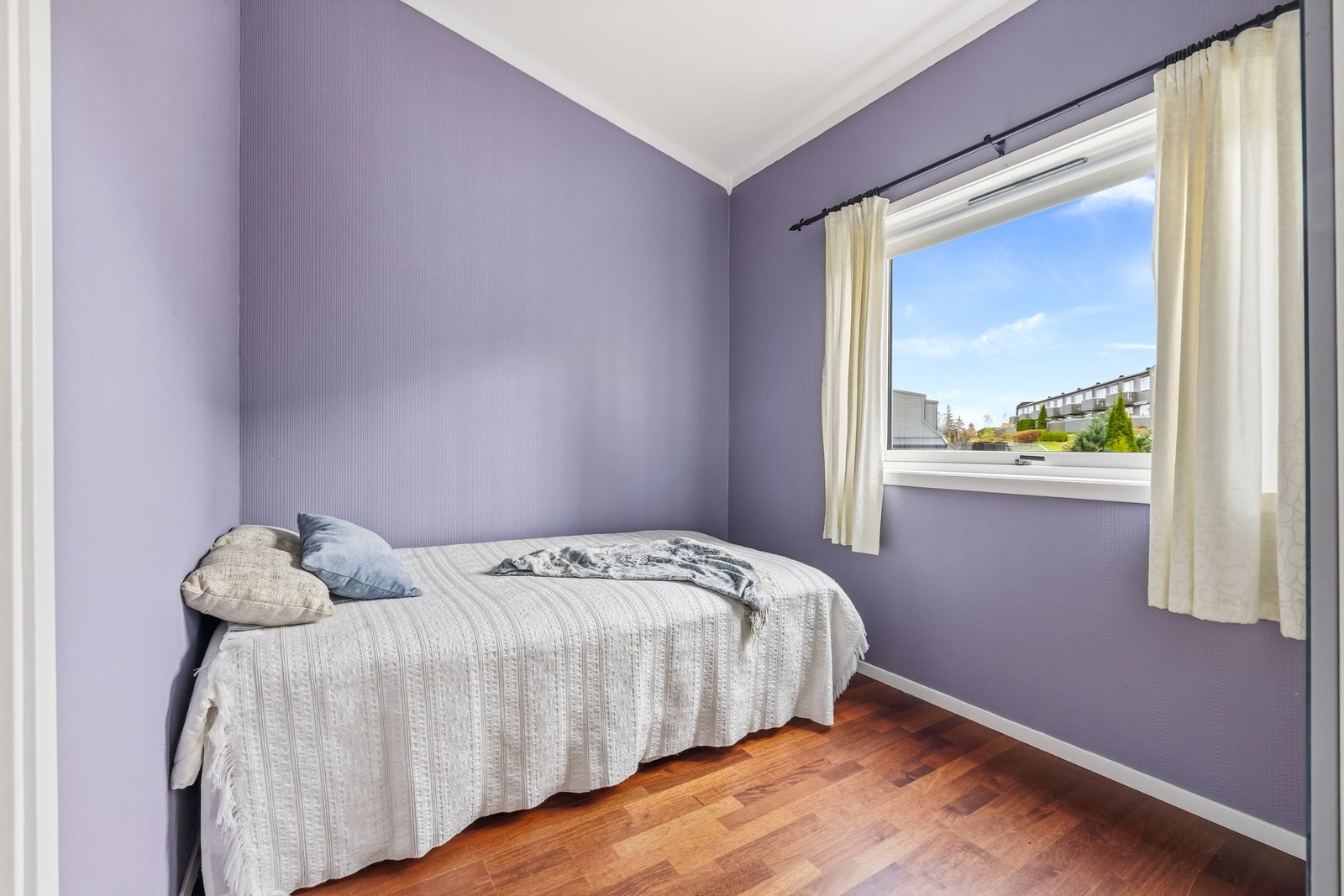 Disponibelt rom innredet som soverom - ikke omsøkt bruksendret Galleribilde