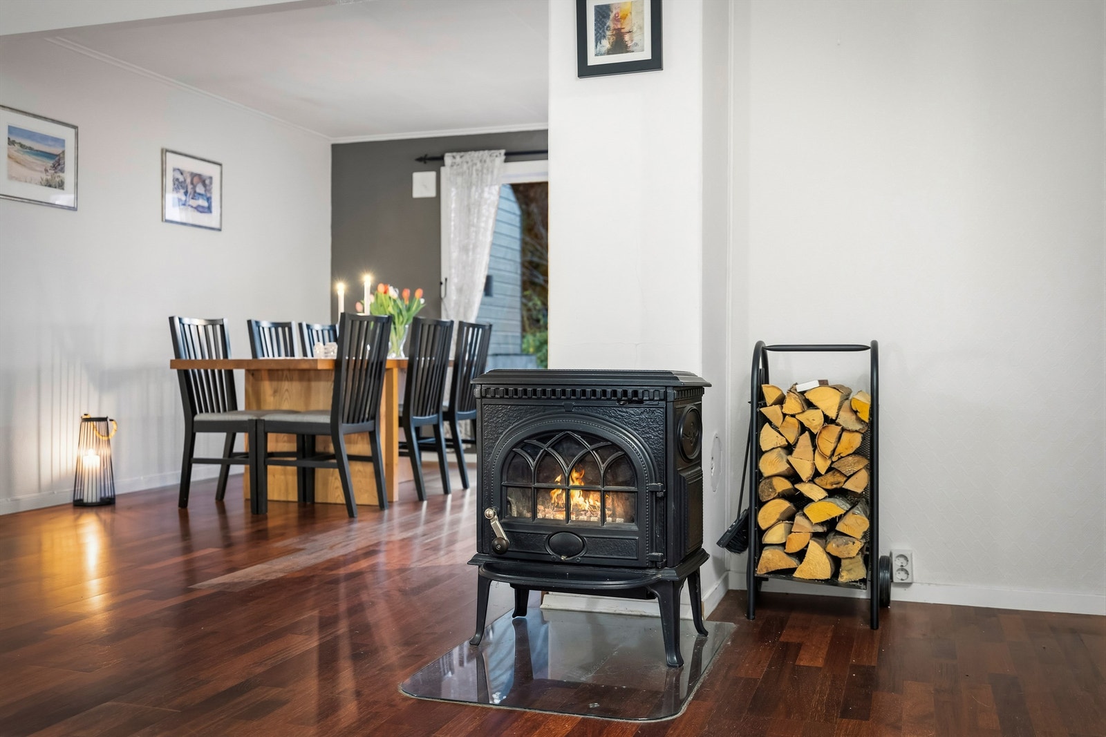 Koselig peisovn som gir god varme på kalde vinterdager Galleribilde