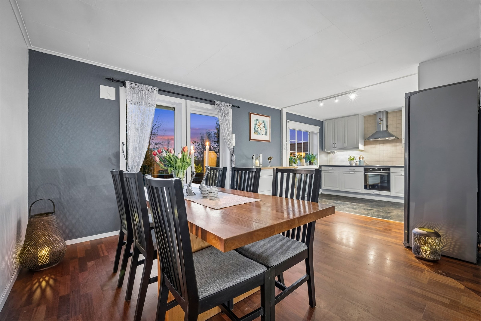 Stue og kjøkken er flott integrert i en åpen løsning Galleribilde