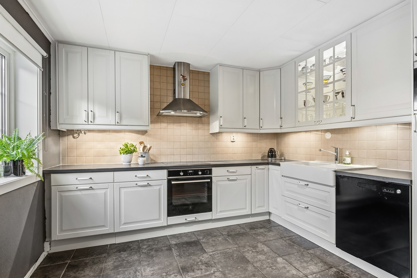 Pent kjøkken med integrerte hvitevarer Galleribilde