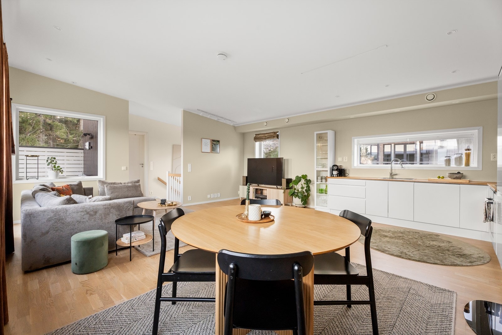 Åpen løsning mellom stue og kjøkken gir fleksibel innredning. Galleribilde