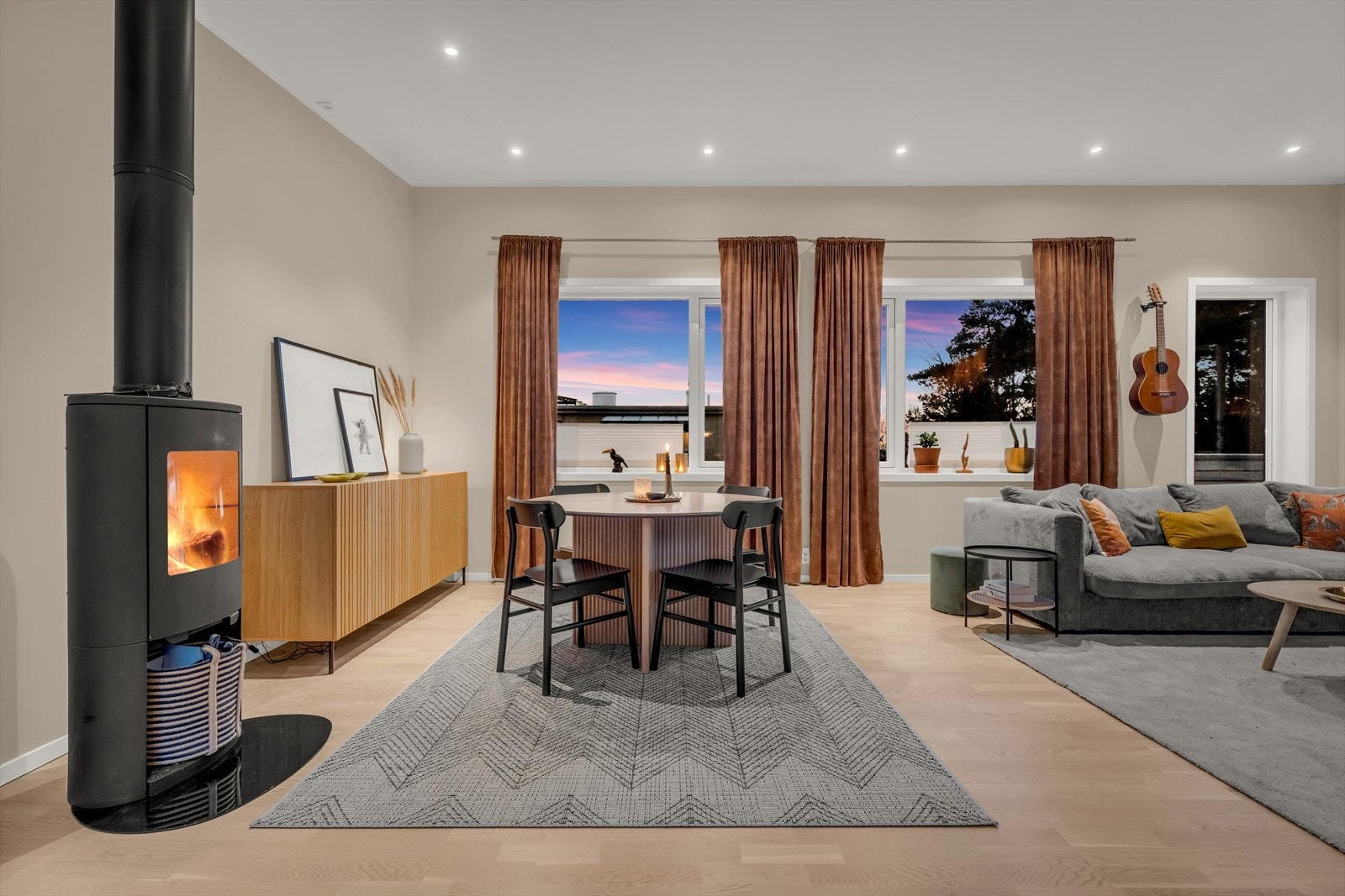 Plass til spisebord i stuen gir en naturlig overgang til kjøkkenet. Galleribilde