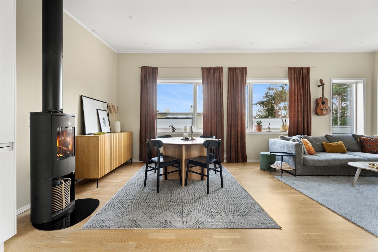 Brannsikker plate under vedovn sikrer gulvet i stuen. Galleribilde