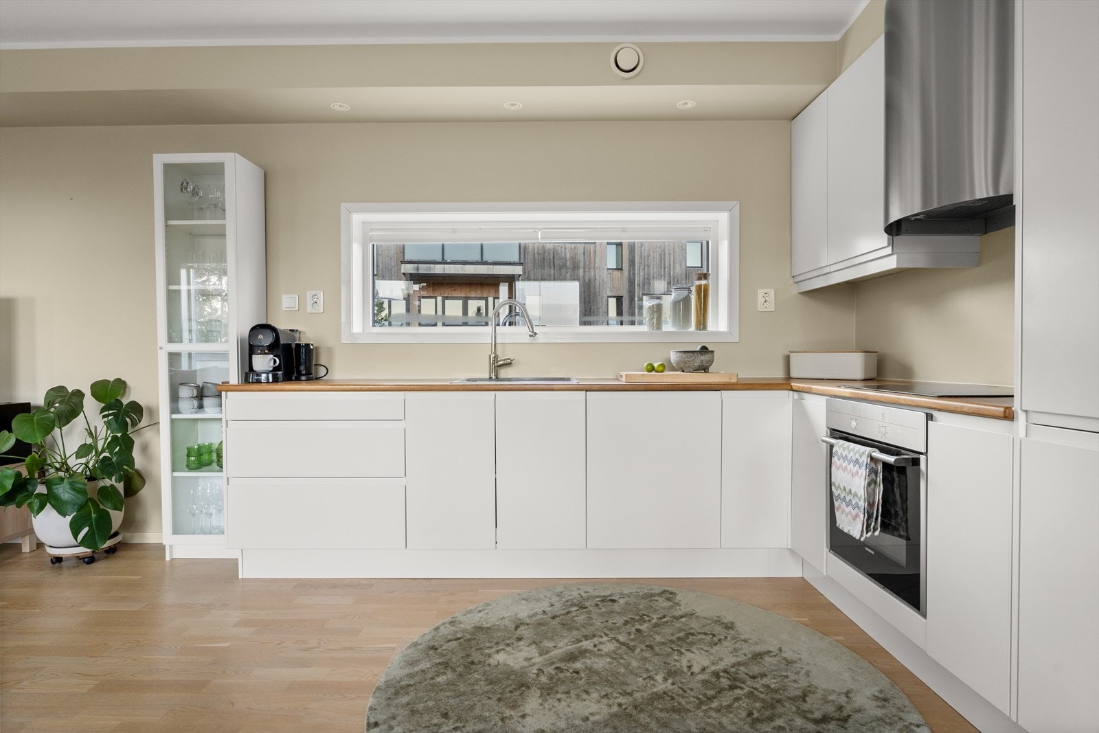 Kjøkkenet er utstyrt med integrert oppvaskmaskin, komfyr og induksjonstopp, samt avtrekksvifte for effektiv matlaging. Galleribilde