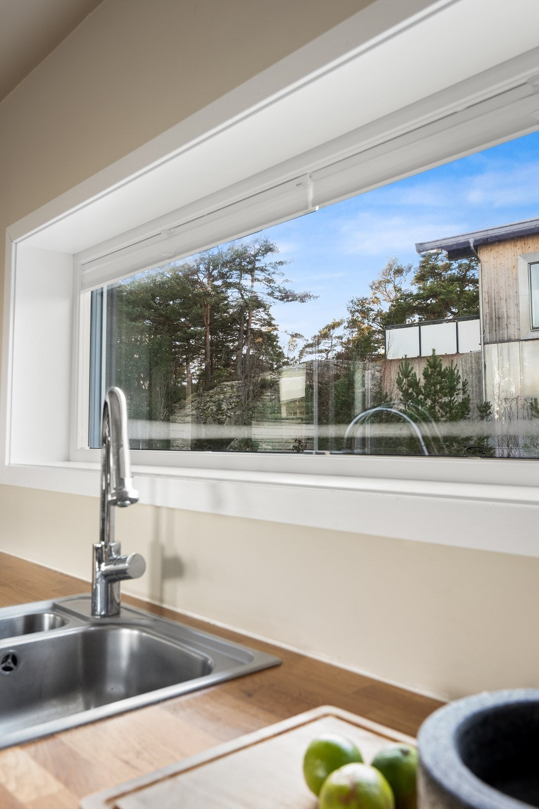 Store vinduer ved oppvaskkummen gir naturlig lysinnslipp og utsikt mot nærområdet. Galleribilde