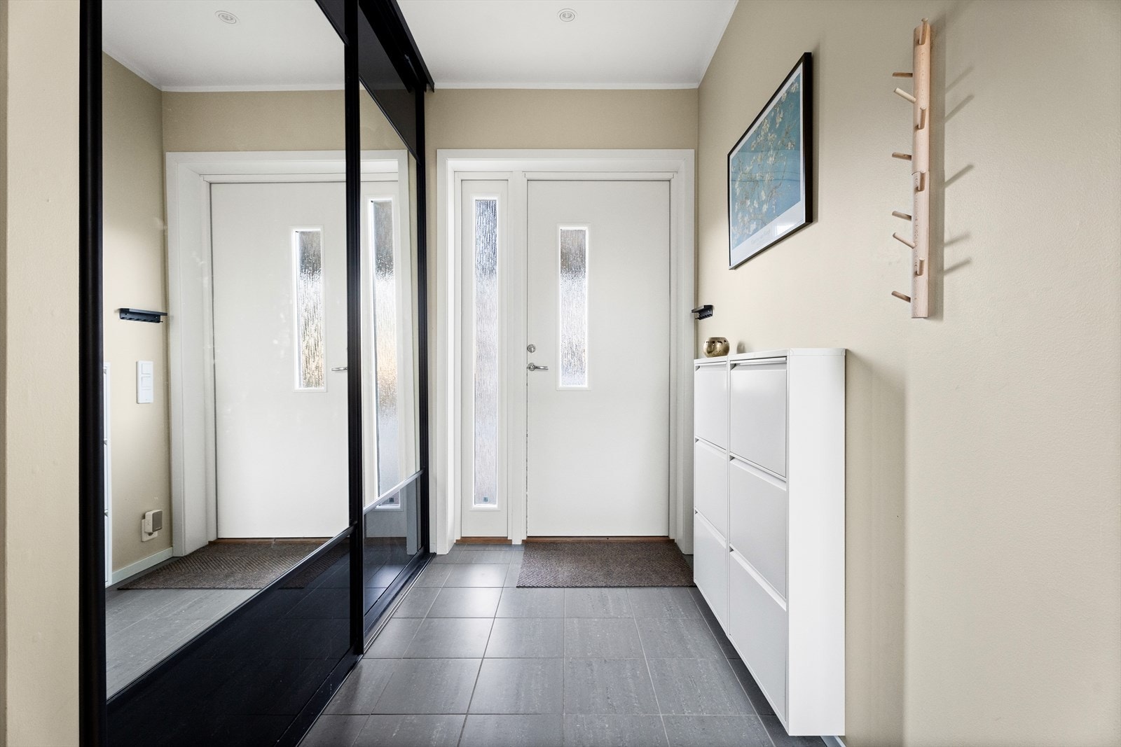 Skyvedørsgarderobe gir effektiv oppbevaring i entréen. Galleribilde