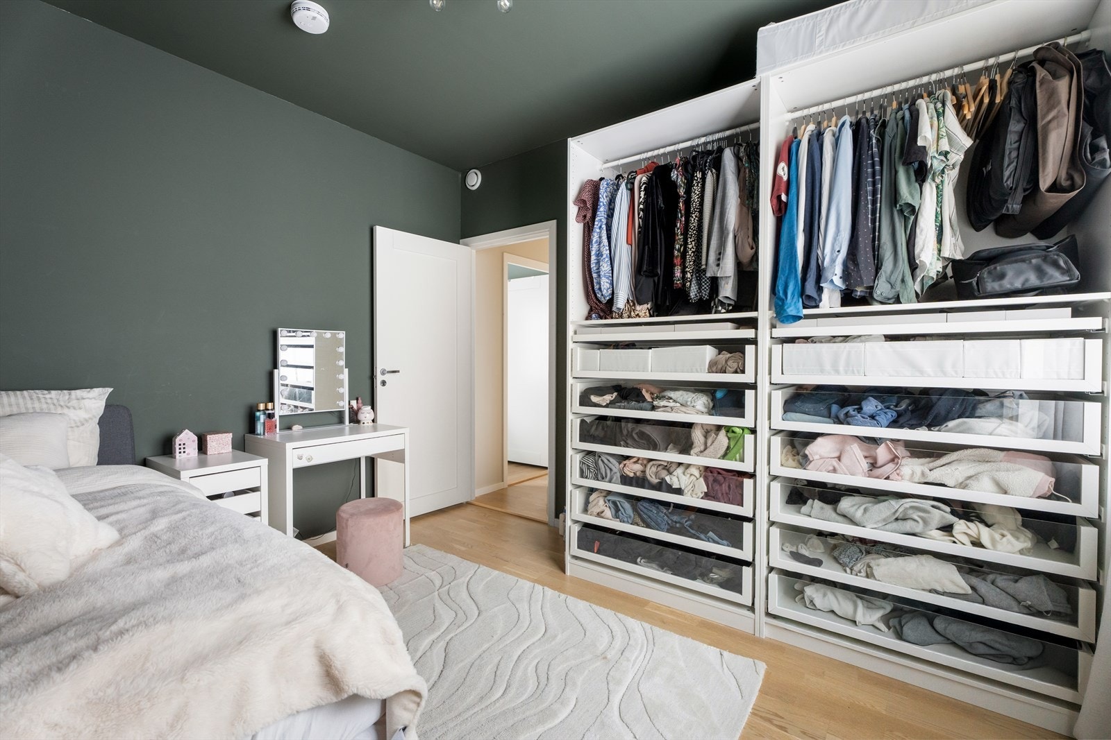 Garderobeløsning for effektiv oppbevaring av klær. Galleribilde