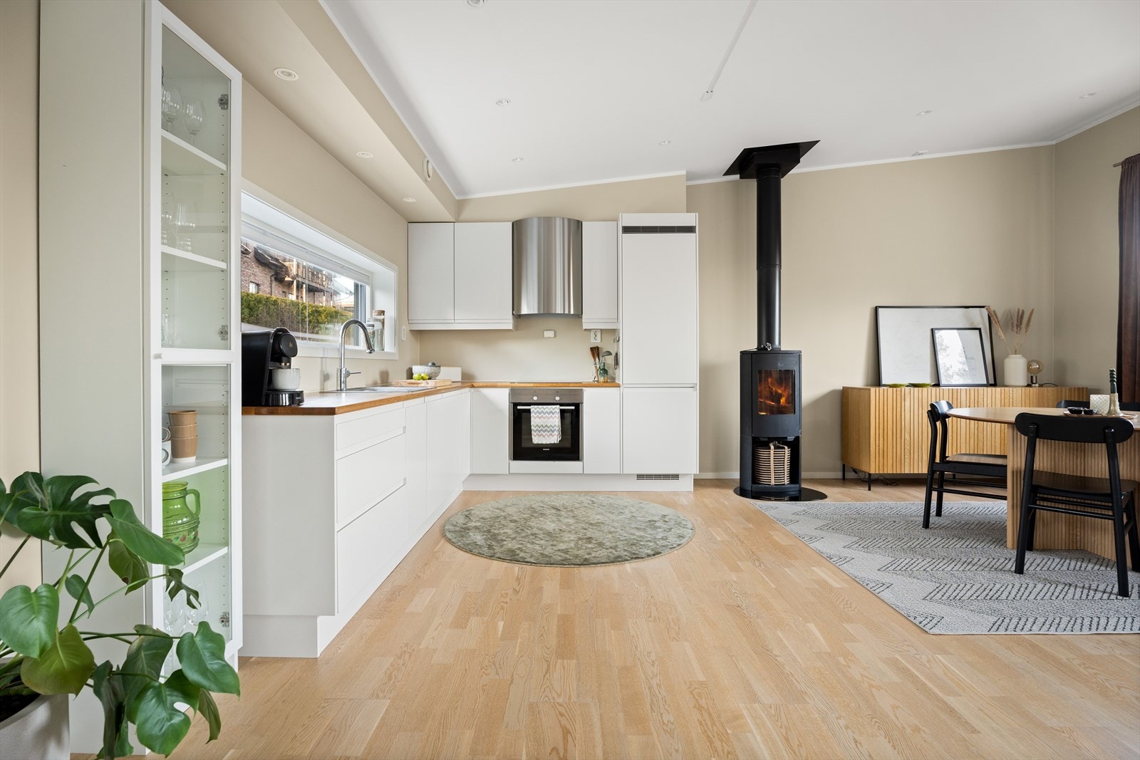 Sigdal kjøkkenet har lyse slette fronter og en heltre benkeplate, samt balansert ventilasjon for godt inneklima. Galleribilde