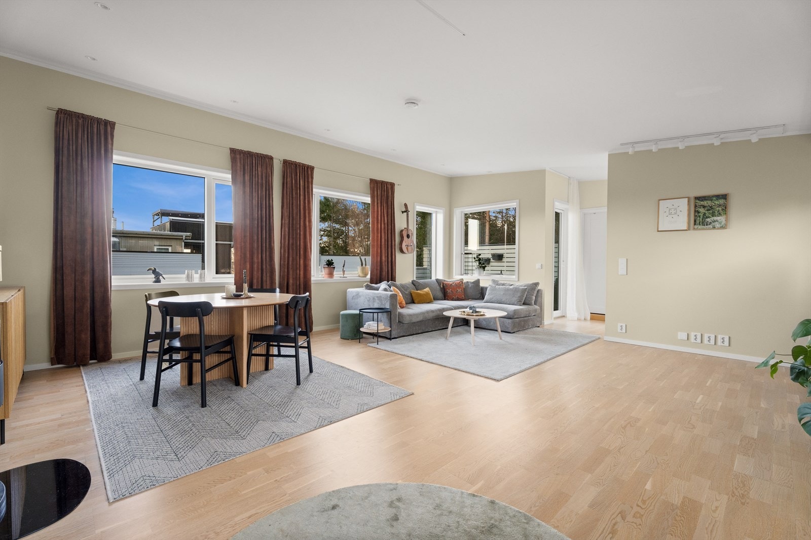 Stuen har plass til sofagruppe og spisebord, ideelt for sosiale samlinger. Galleribilde