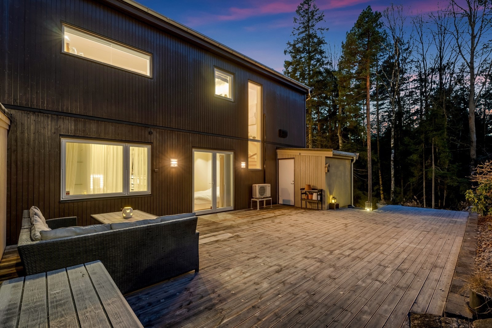 Terrassen gir utsikt mot skogen, perfekt for naturopplevelser. Galleribilde