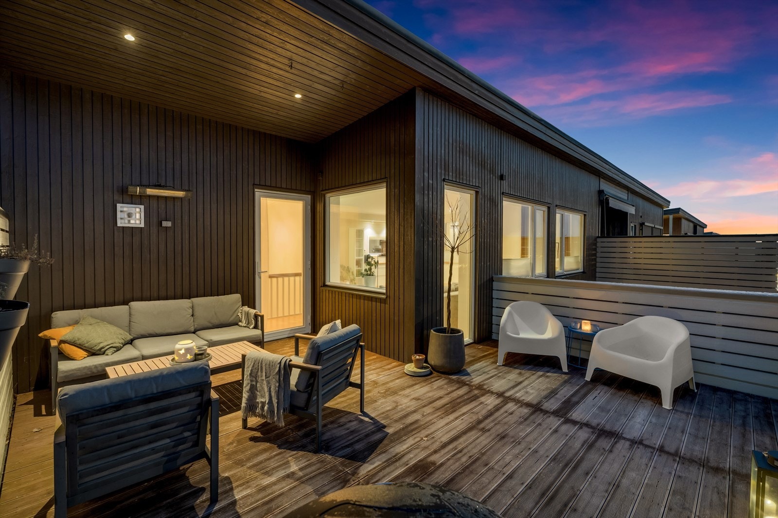 En lun aften på terrassen. Galleribilde