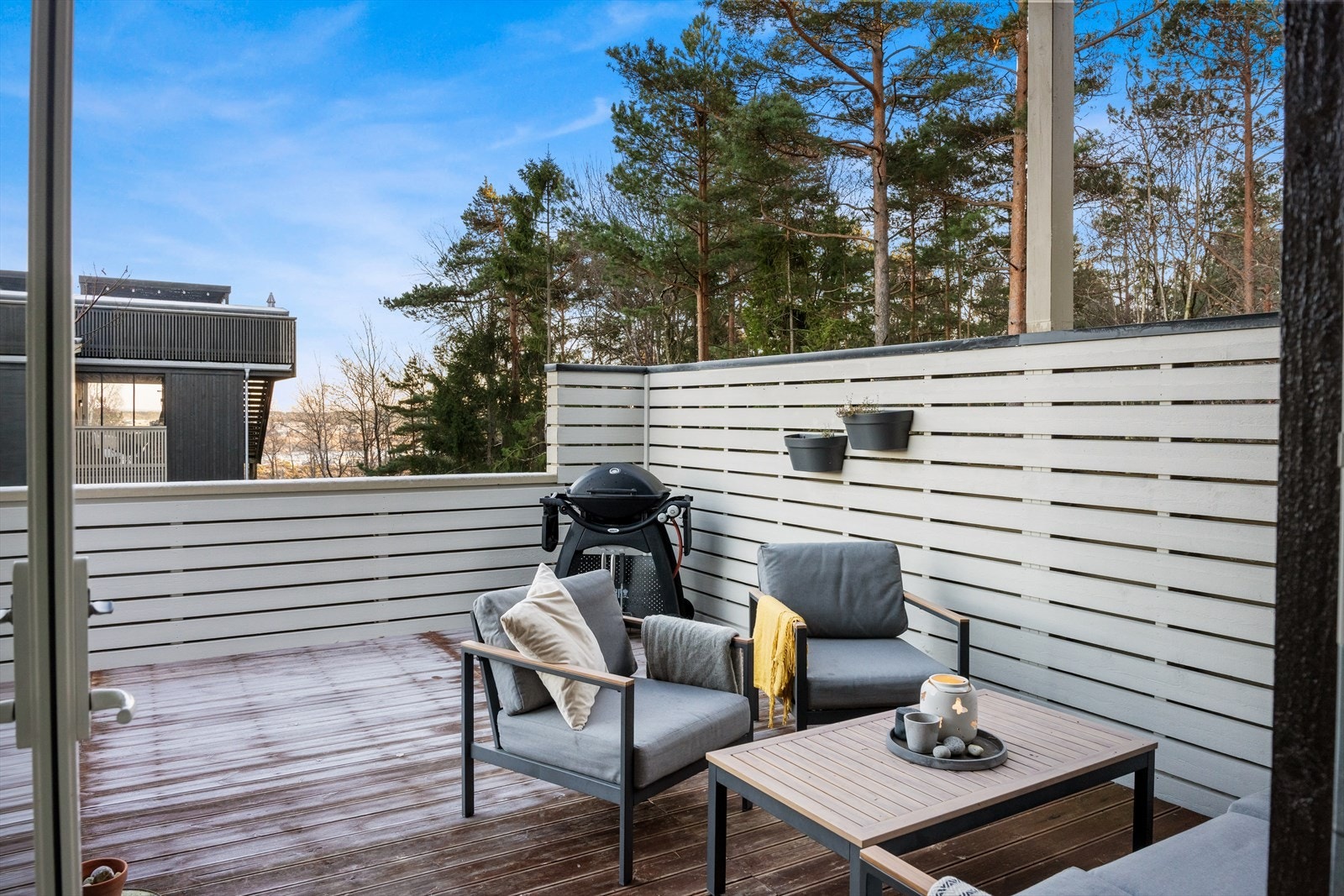 Størrelsen på terrassen gjør at det er enkelt å møblere med blant annet sofakrok, spisebord og grill. Galleribilde