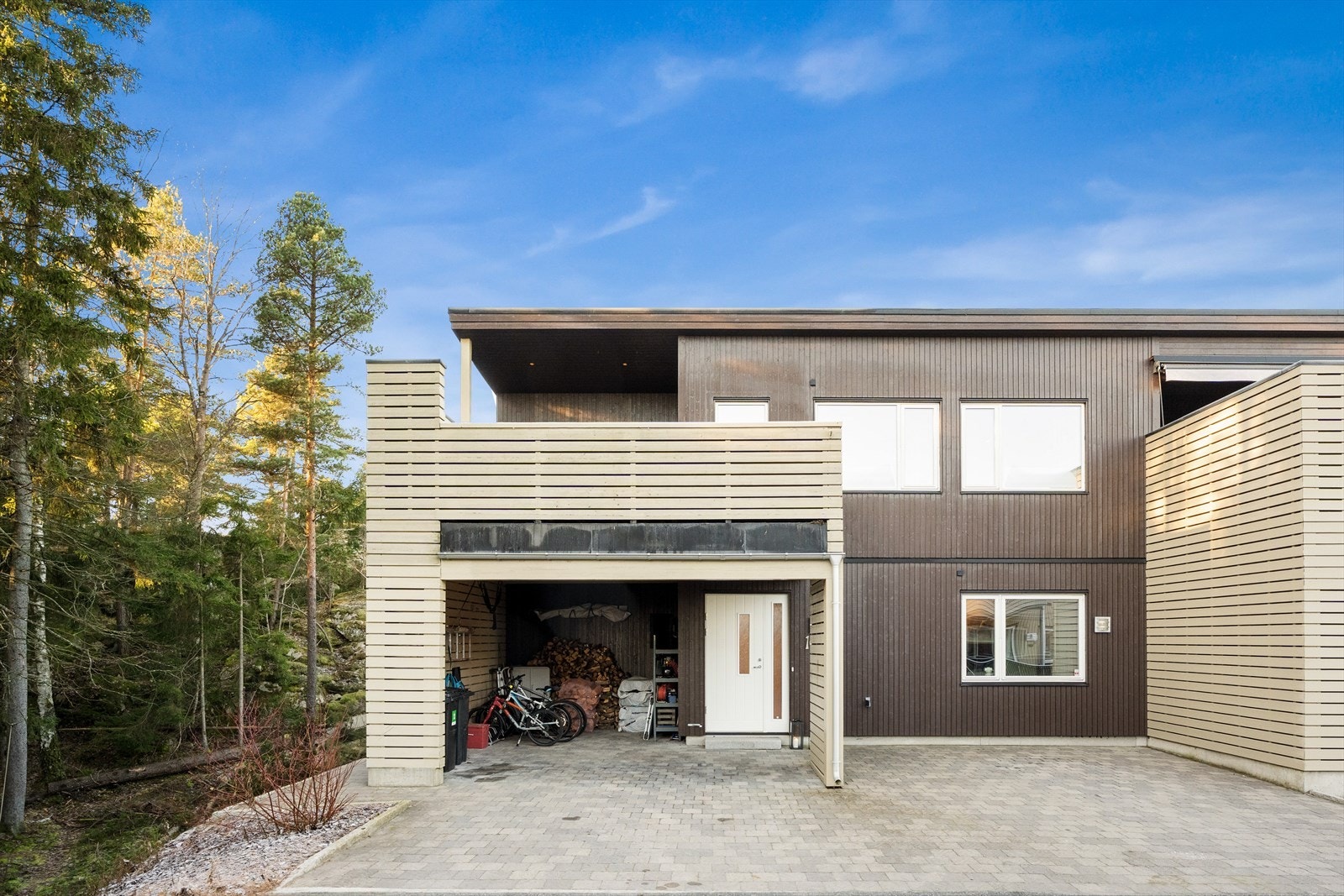 Carport under terrassen gir praktisk parkering og lagringsplass. Galleribilde