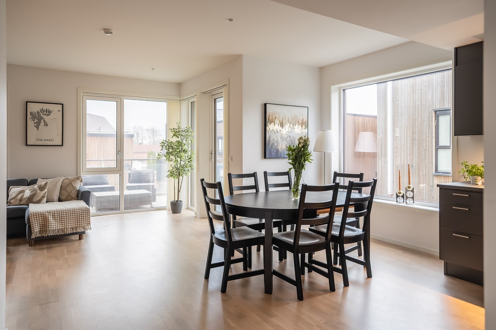 Velkommen til Karen Aunes veg 16 A - Her får du en moderne 3-roms hjørneleilighet med byggeår fra 2021. Foto: Oscar Stoltenberg Galleribilde