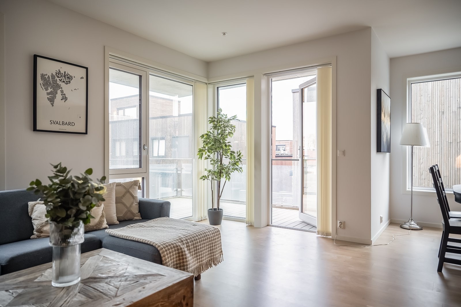 Hjørneløsning og store vinduer fra gulv til tak bidrar til mye lys fra to himmelretninger. Fra stuen har du direkte adkomst til en privat balkong. Galleribilde