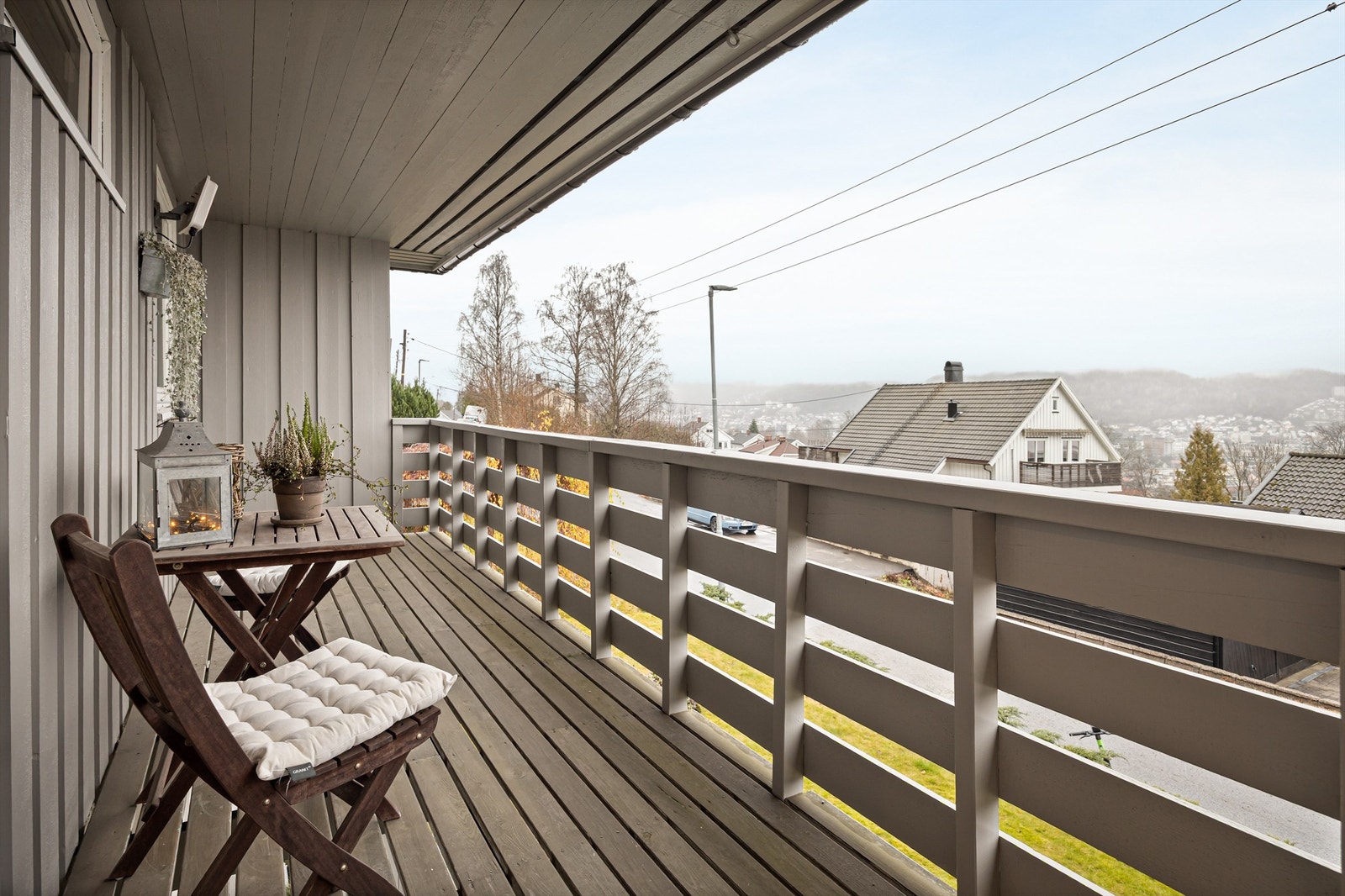 Fra kjøkkenet er det utgang til en overbygget, nordvendt veranda på 12 m². Galleribilde