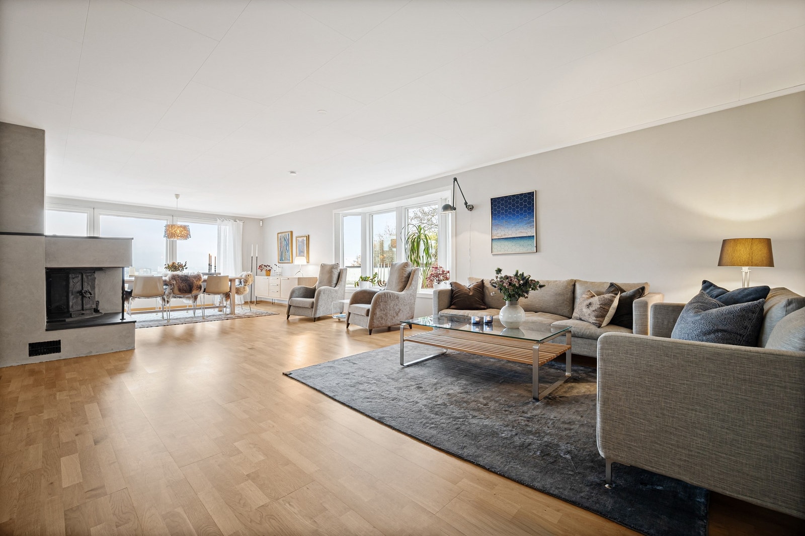 Romslig stue med god plass til både sofagruppe og en egen spiseplass. Galleribilde