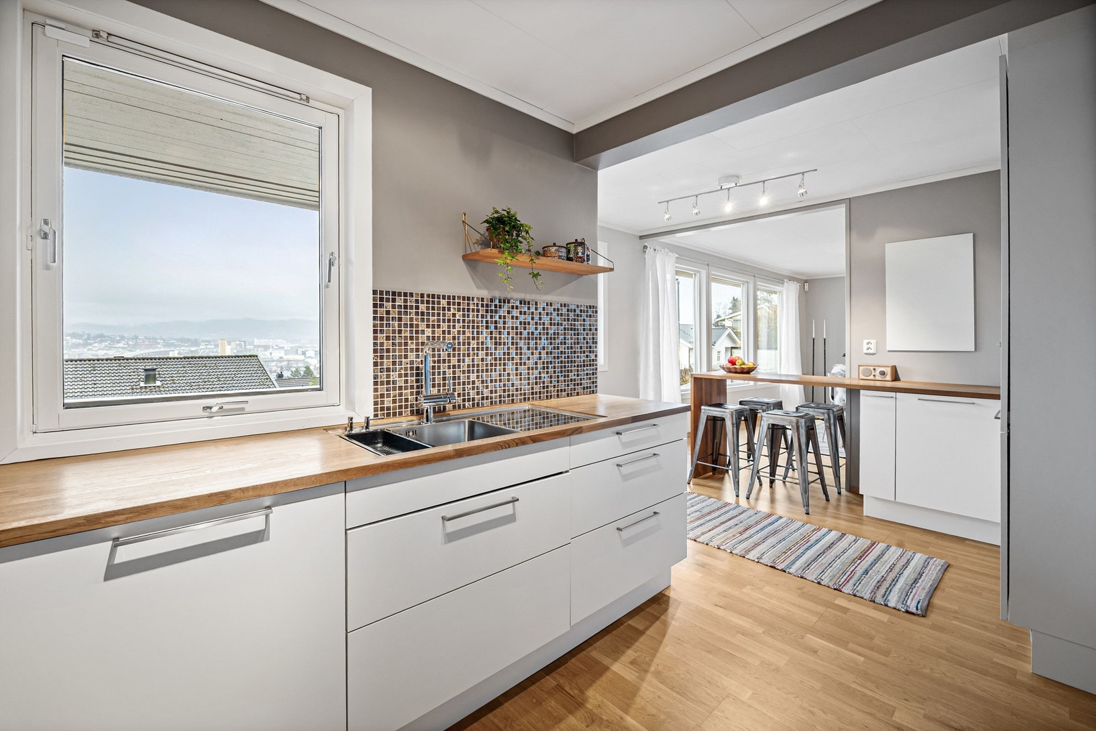 Stilren HTH-kjøkkeninnredning fra 2010 med benkeplater i heltre. Galleribilde