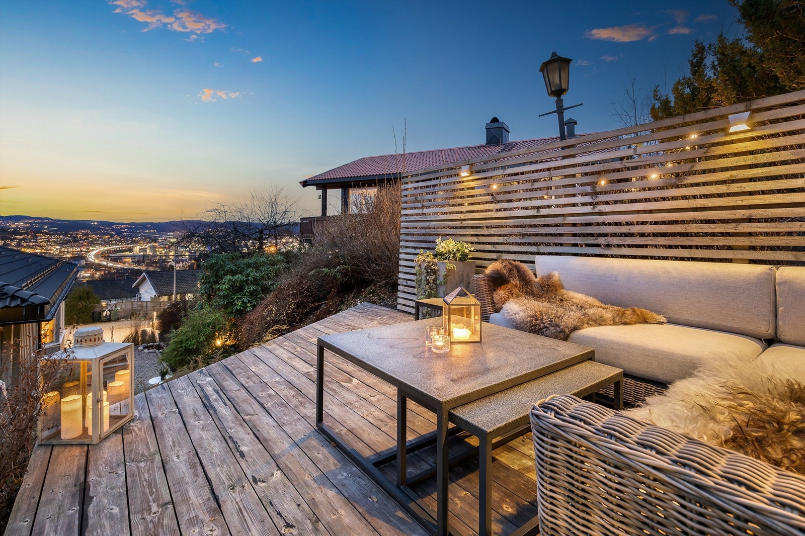 Den frittliggende plattingen på 13 m² er en usjenert uteplass. Galleribilde