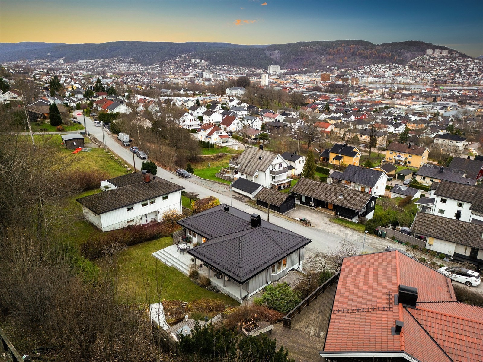 Beliggenhet i et etablert boligområde med nærhet til skoler og barnehager. Galleribilde