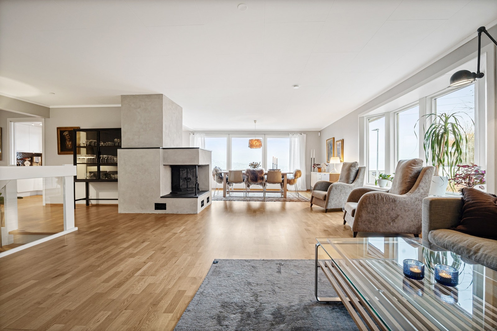 En sentralt plassert Jøtul peisinnsats gir både varme og en samlende atmosfære. Galleribilde