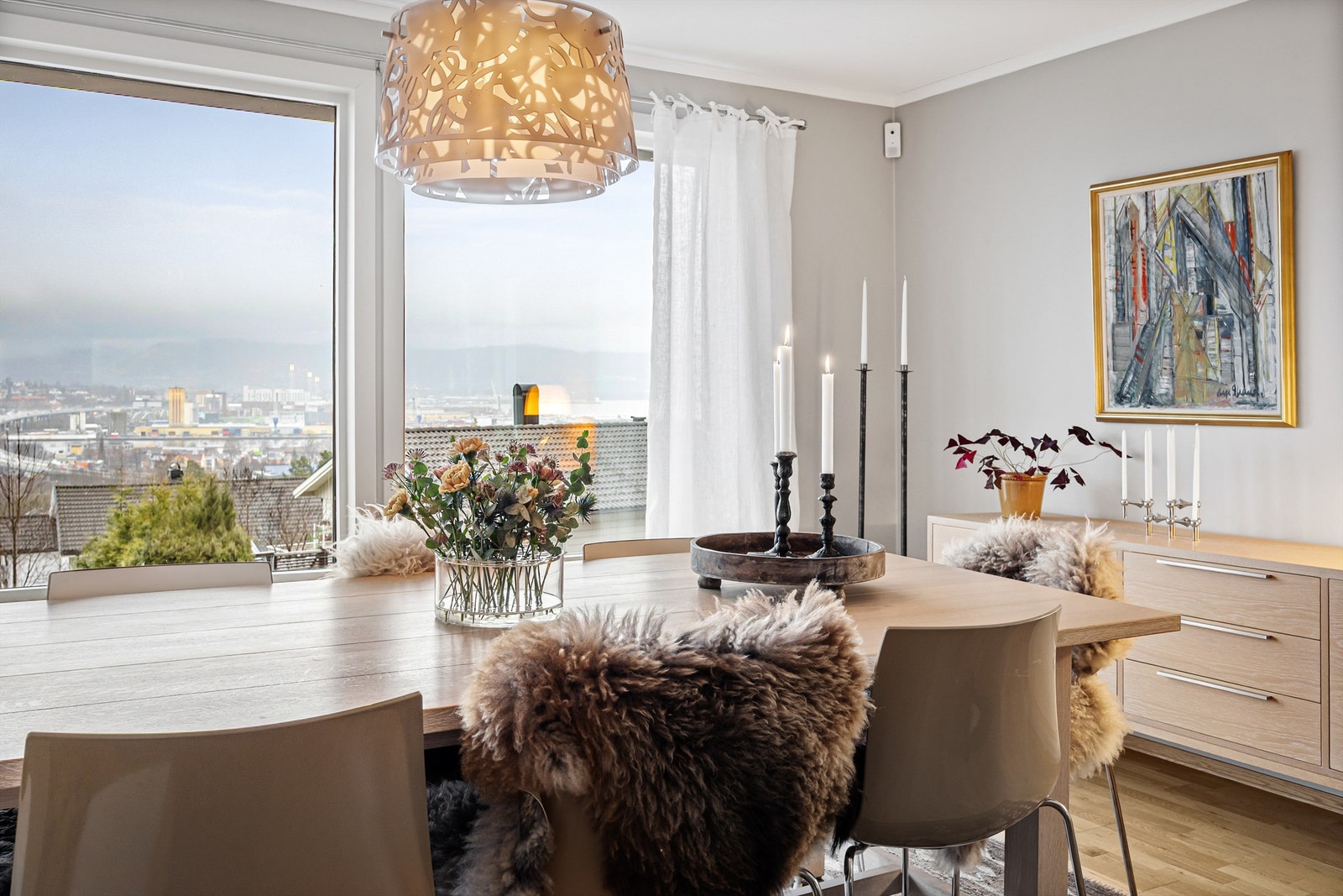 Spiseplassen er rammet inn av store vinduer med utsikt over byen. Galleribilde