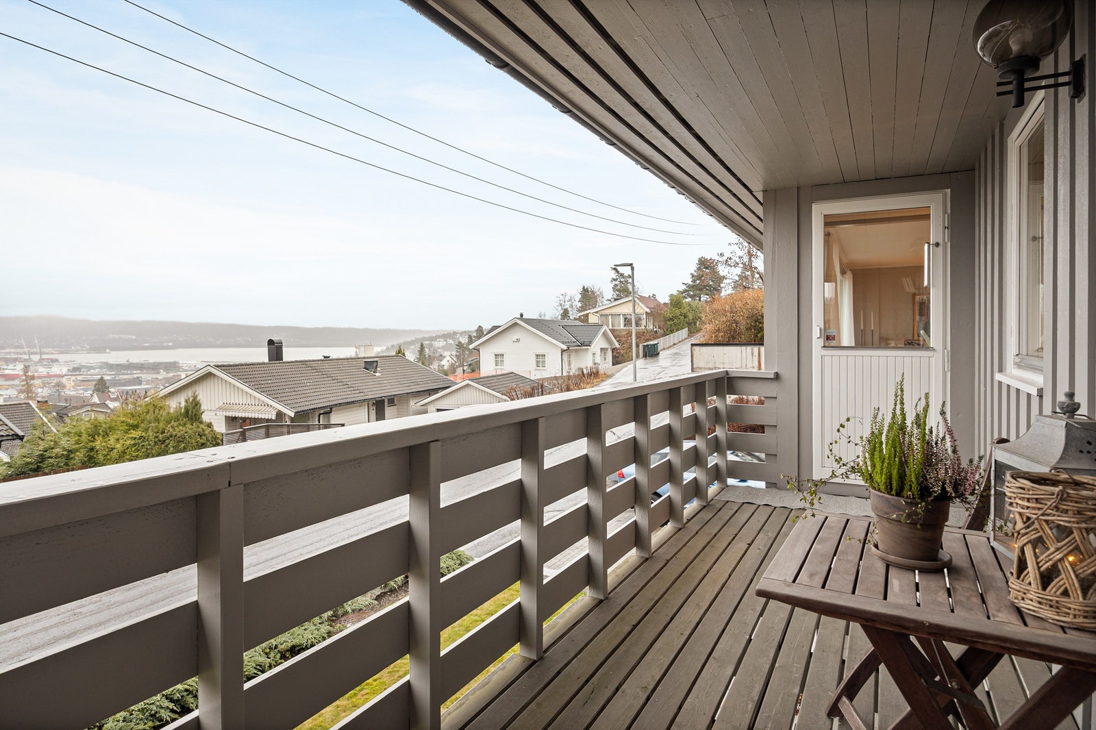 Verandaen har god plass til en sittegruppe og byr på flott utsikt fra høyden. Galleribilde